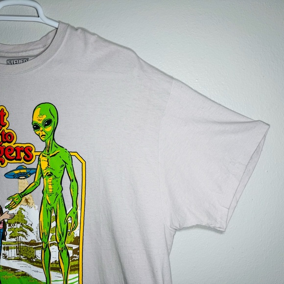 Don't Talk to Strangers Alien T-Shirt By Steven Rhodes Size 2XL Beige - Picture 6 of 9